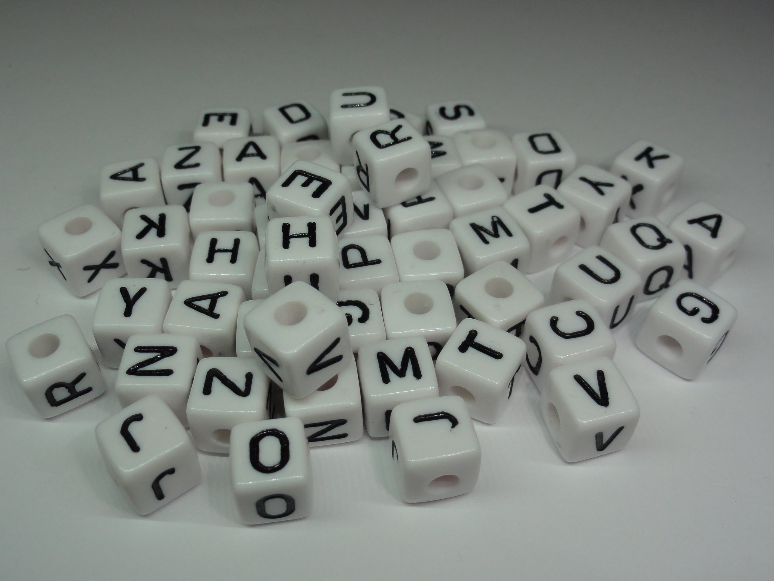 Kunststoff Buchstabenperlen Würfel - 10mm - für Schnullerketten und Greiflinge