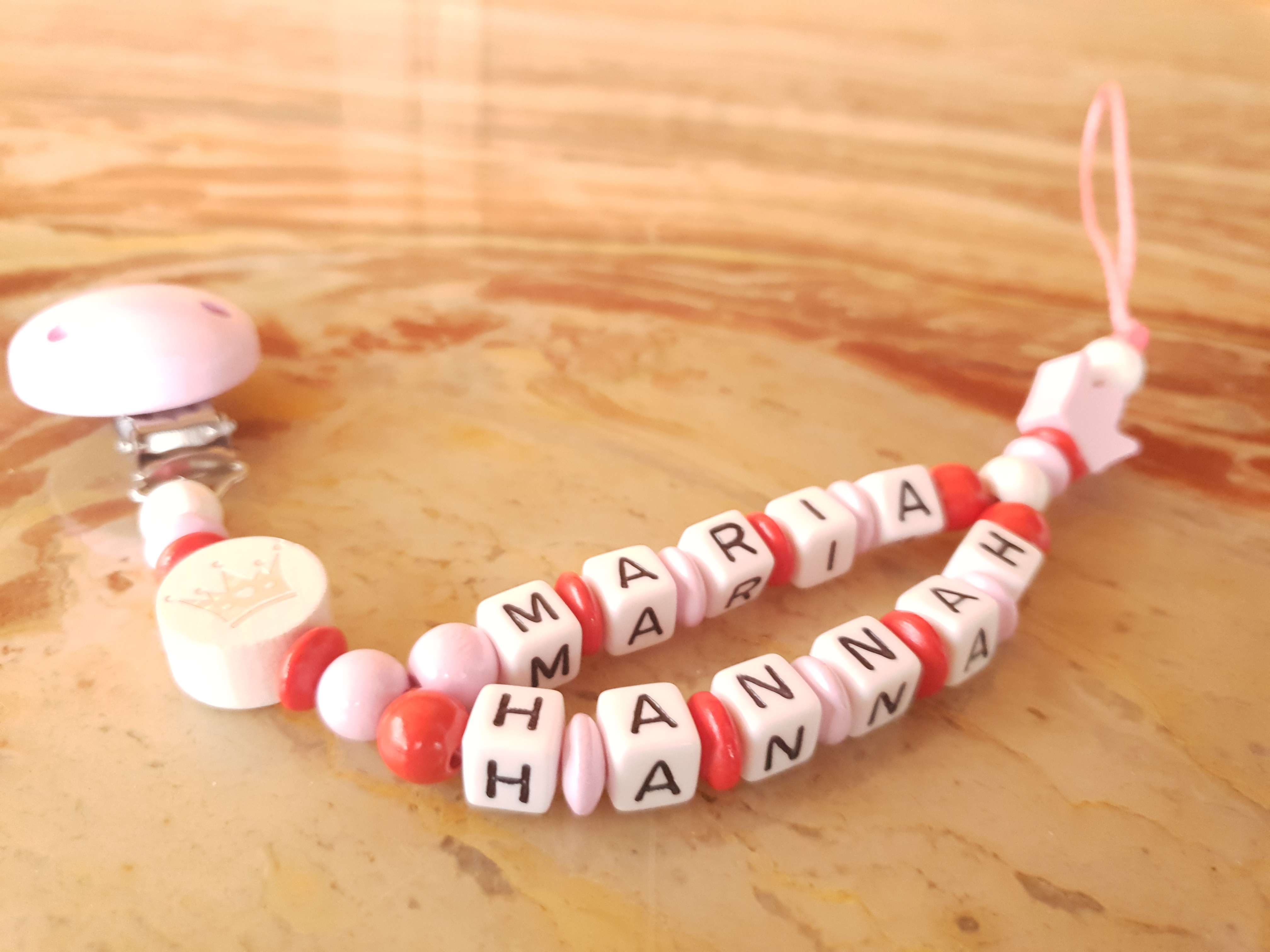 schnullerkette_krone_rosa-rot Baby Schnullerkette mit Doppelnamen - Krone in rosa rot