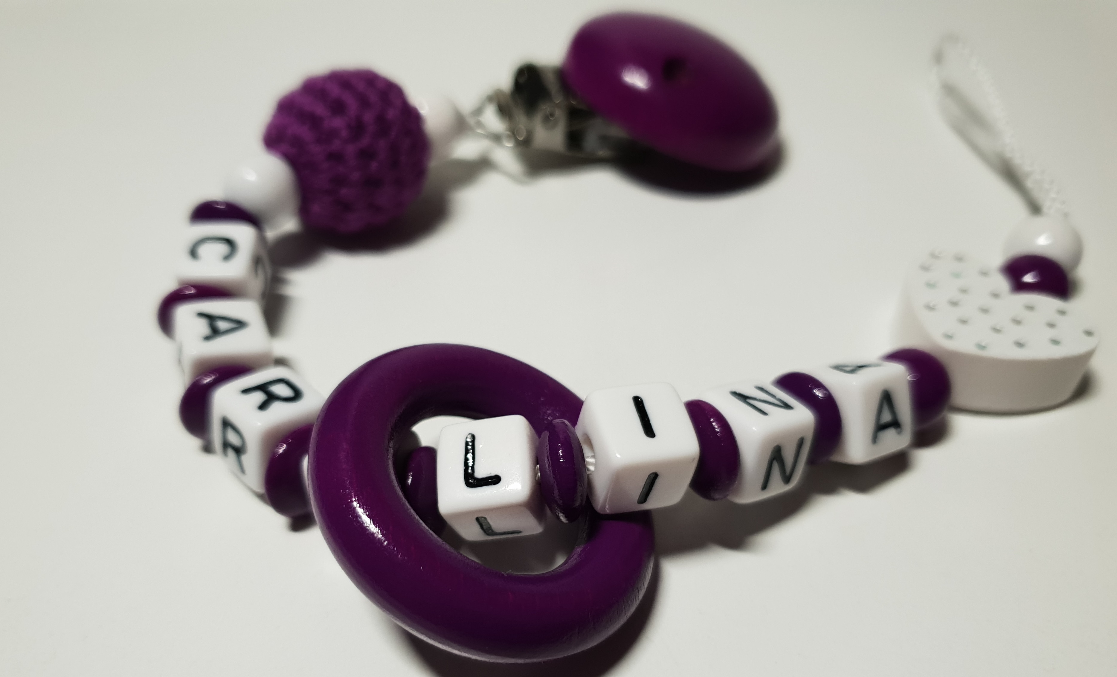 schnullerkette-mit-namen_glitzer-herz_hakelperle_lila-weiss