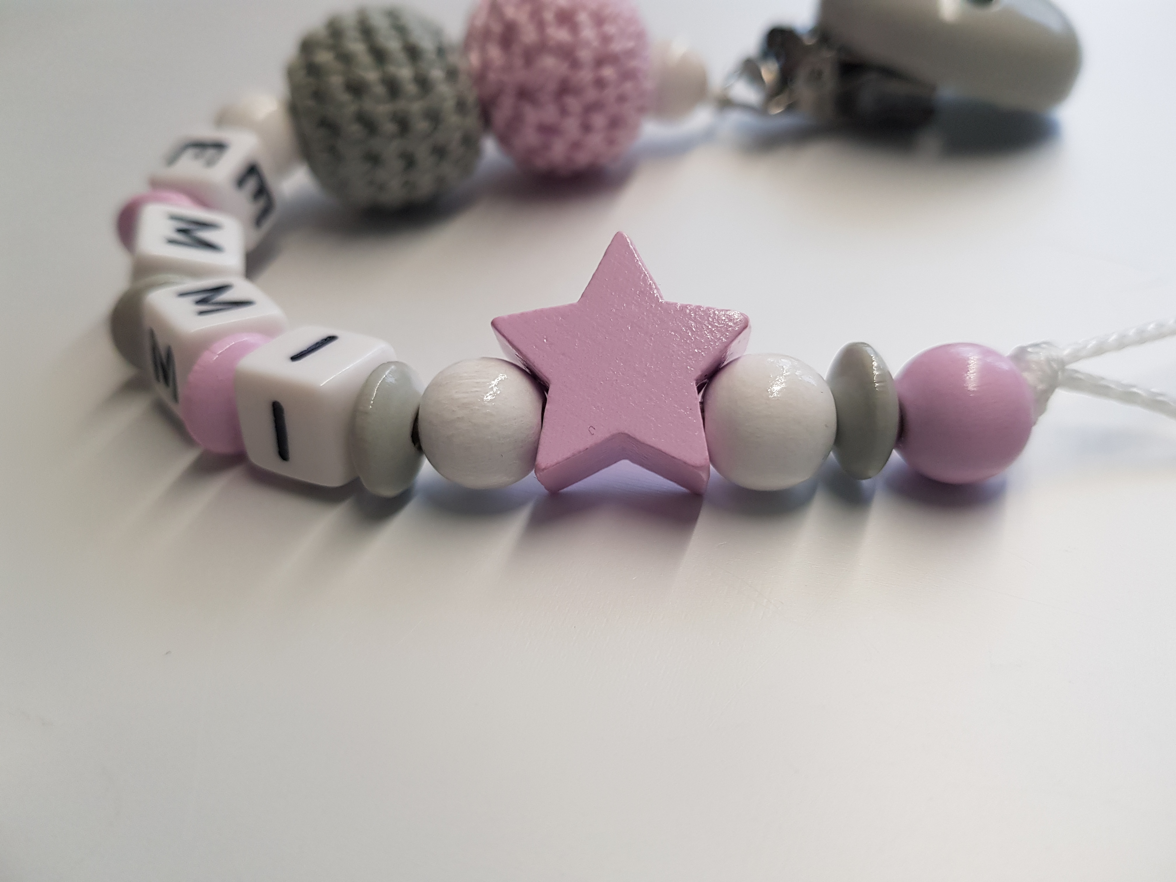 Baby Schnullerkette mit Namen - Häkelperle Stern in grau rosa