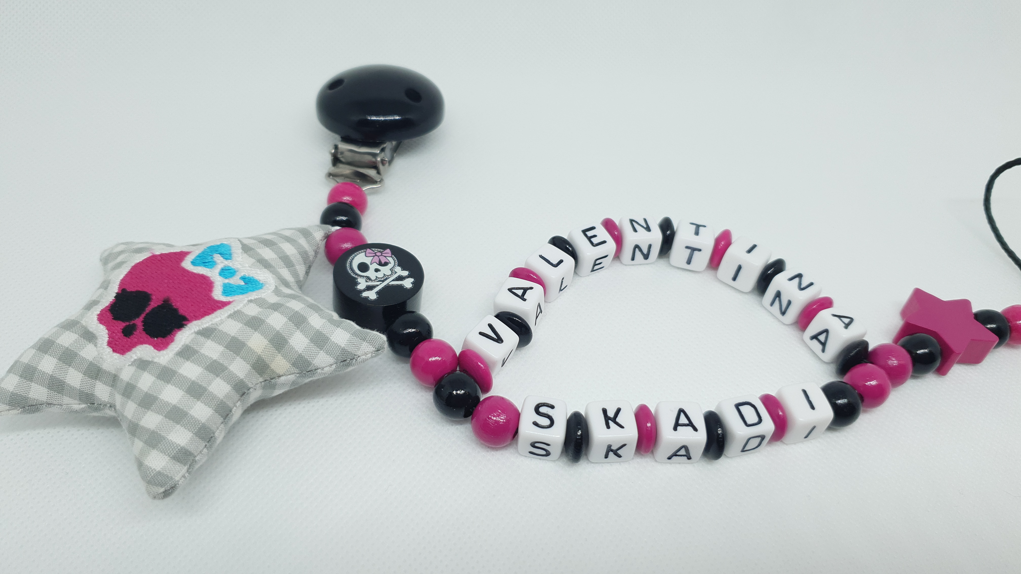 schnullerkette-mit-namen_totenkopf_schwarz-pink2 Baby Schnullerkette mit Namen - Totenkopf in schwarz pink
