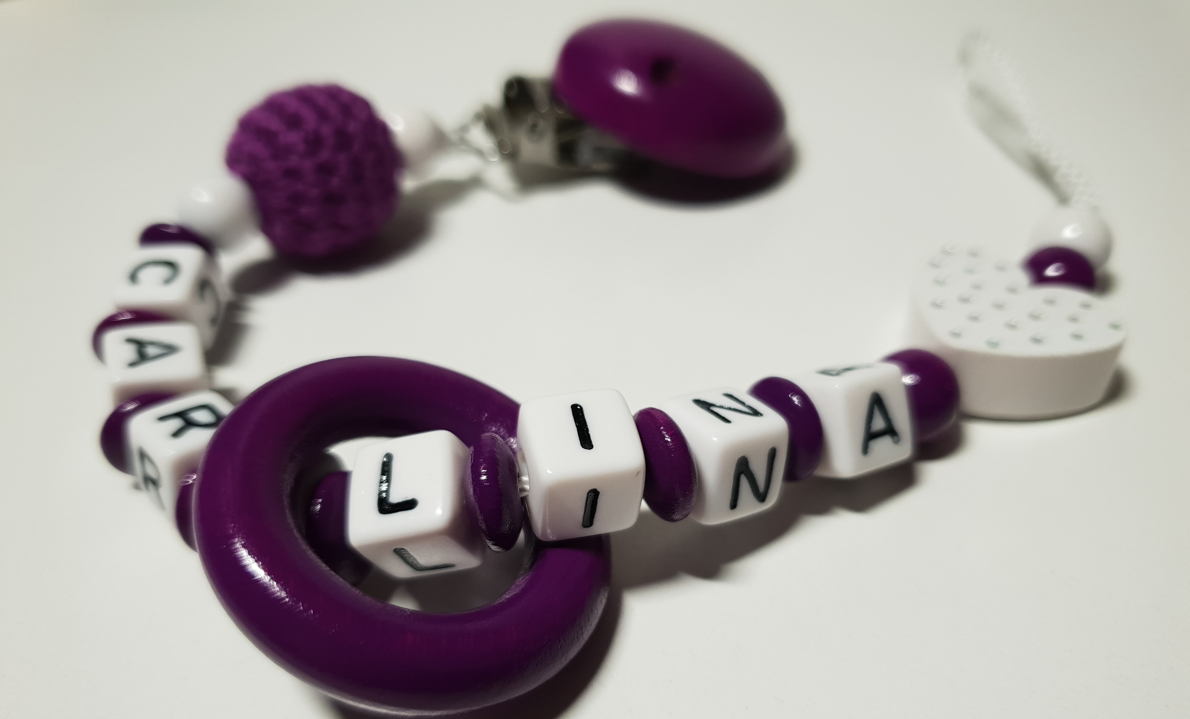 schnullerkette-mit-namen_glitzer-herz_hakelperle_lila-weiss2