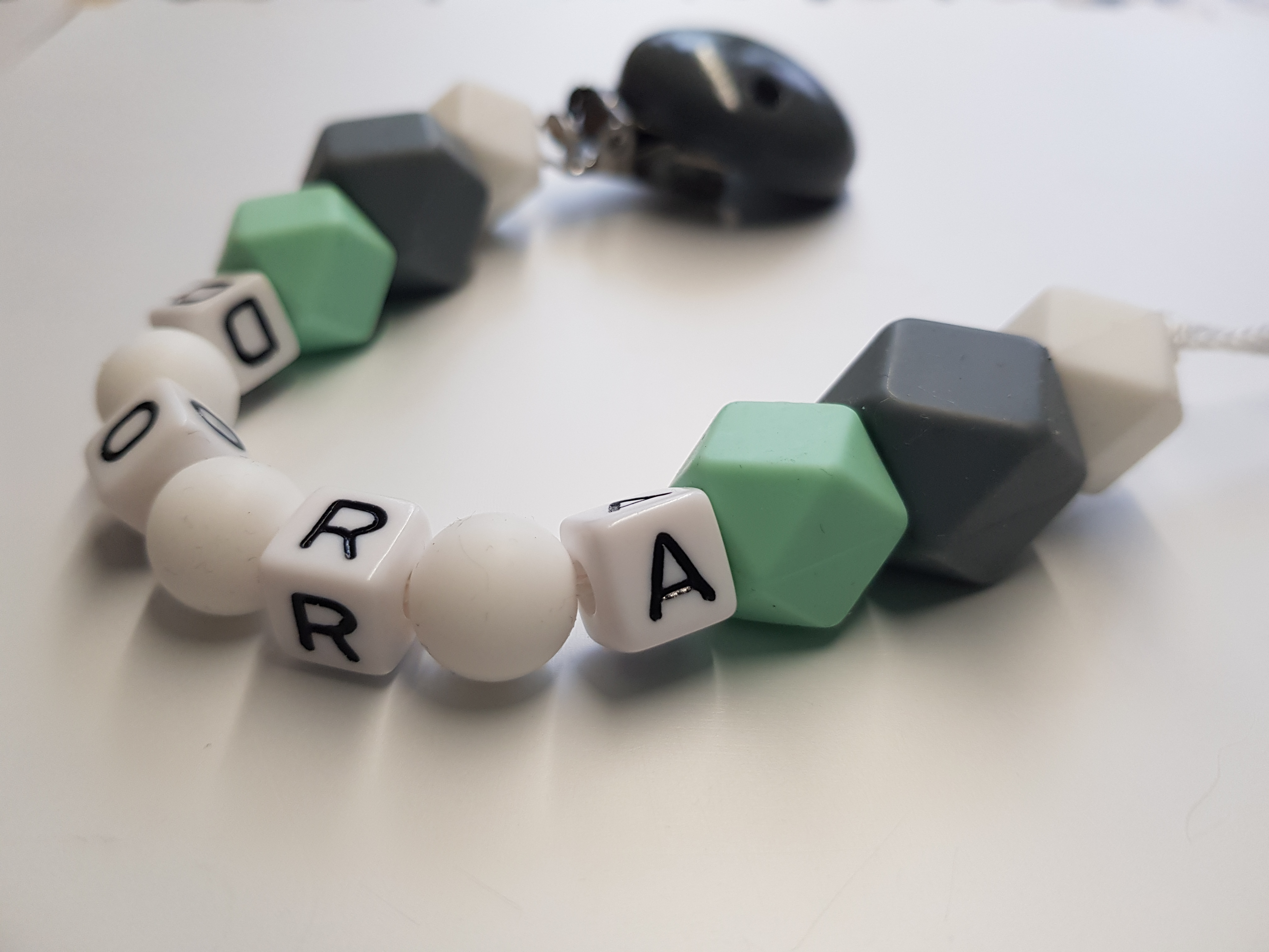 schnullerkette-mit-namen-silikongrau_weiss_mint_