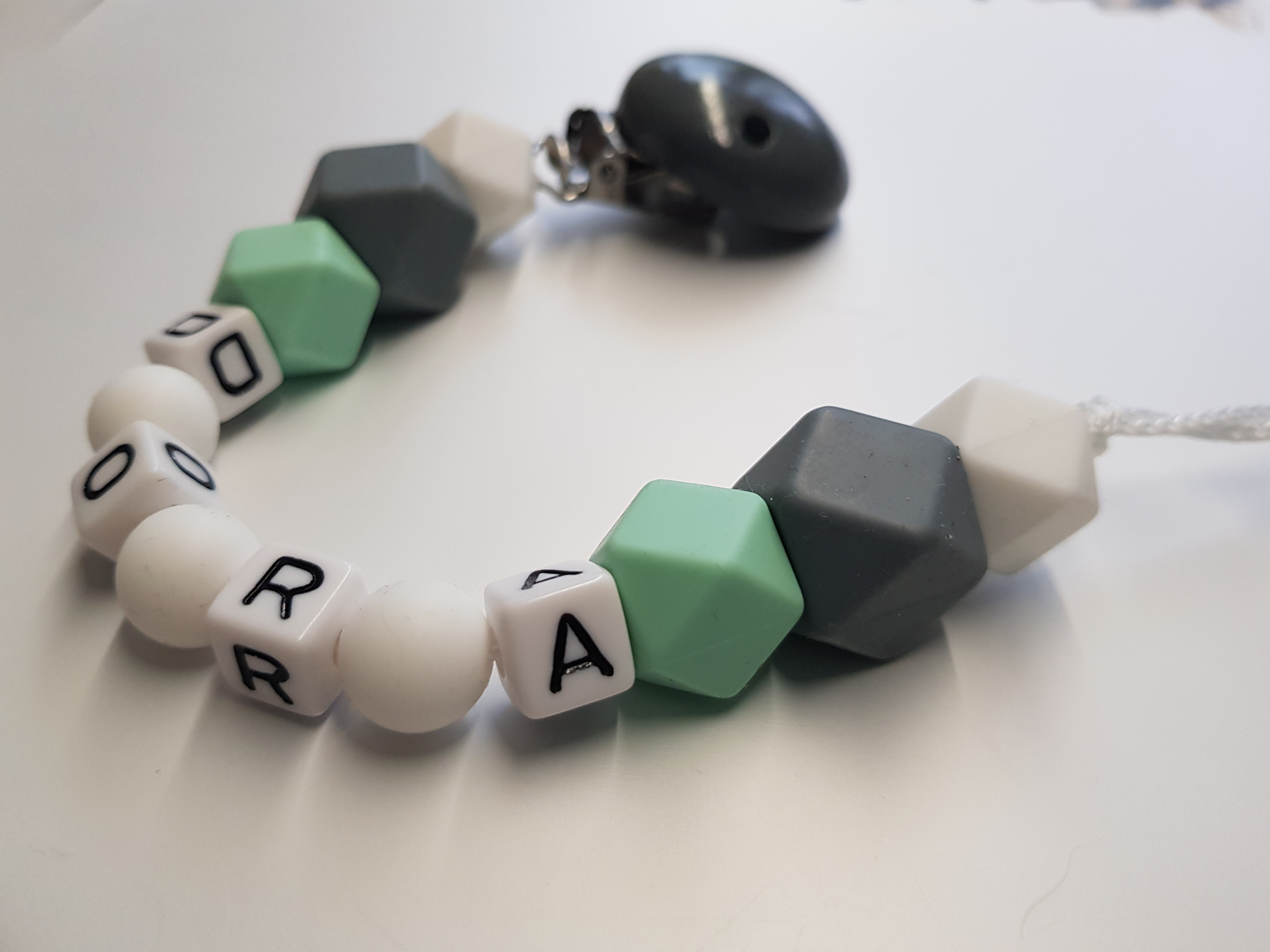 schnullerkette-mit-namen-silikongrau_weiss_mint