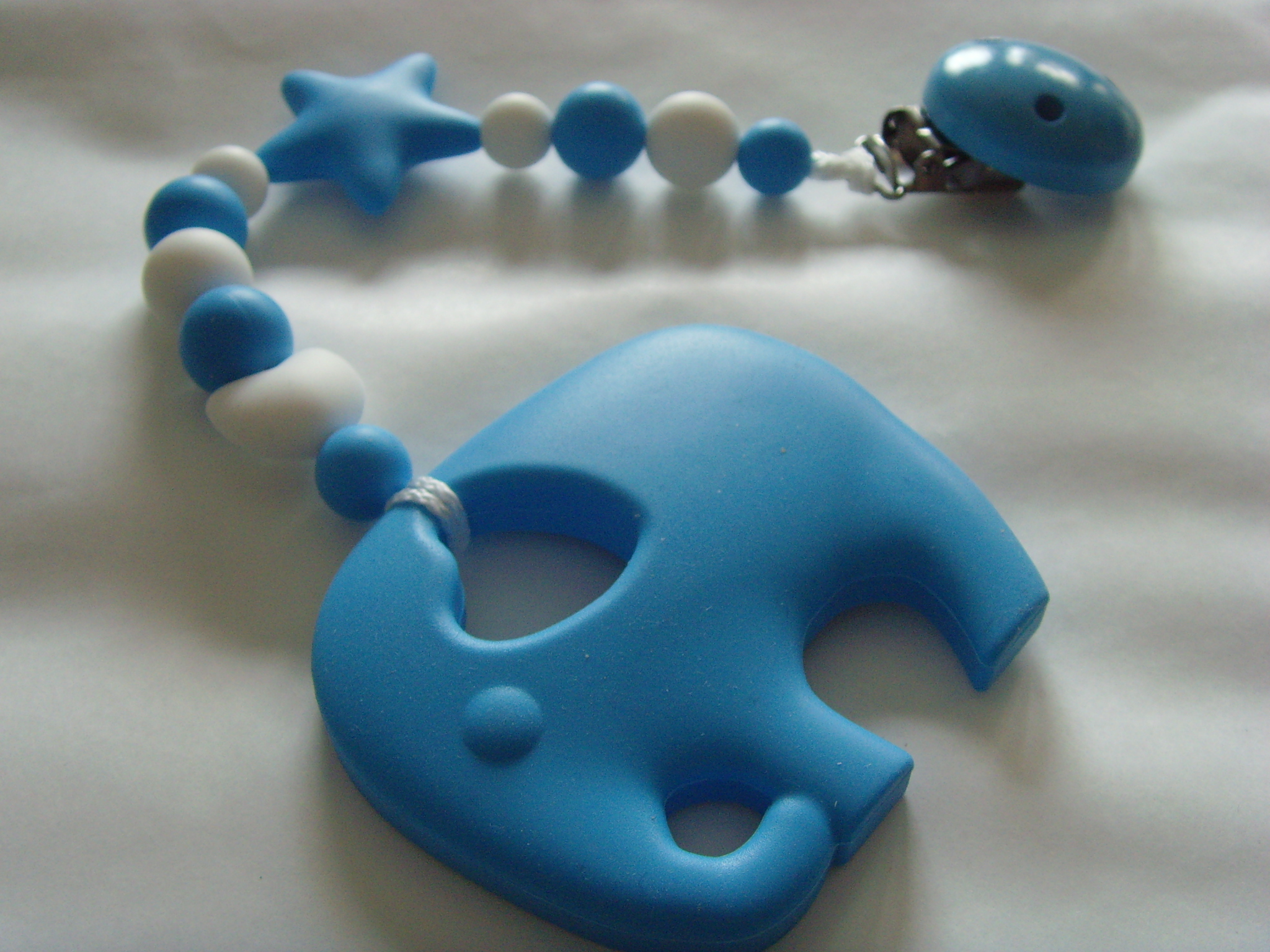 Die Silikonkette mit Elefant in Blau und Weiß - Ein Farbenfrohes Accessoire für Kleine Mäuse!