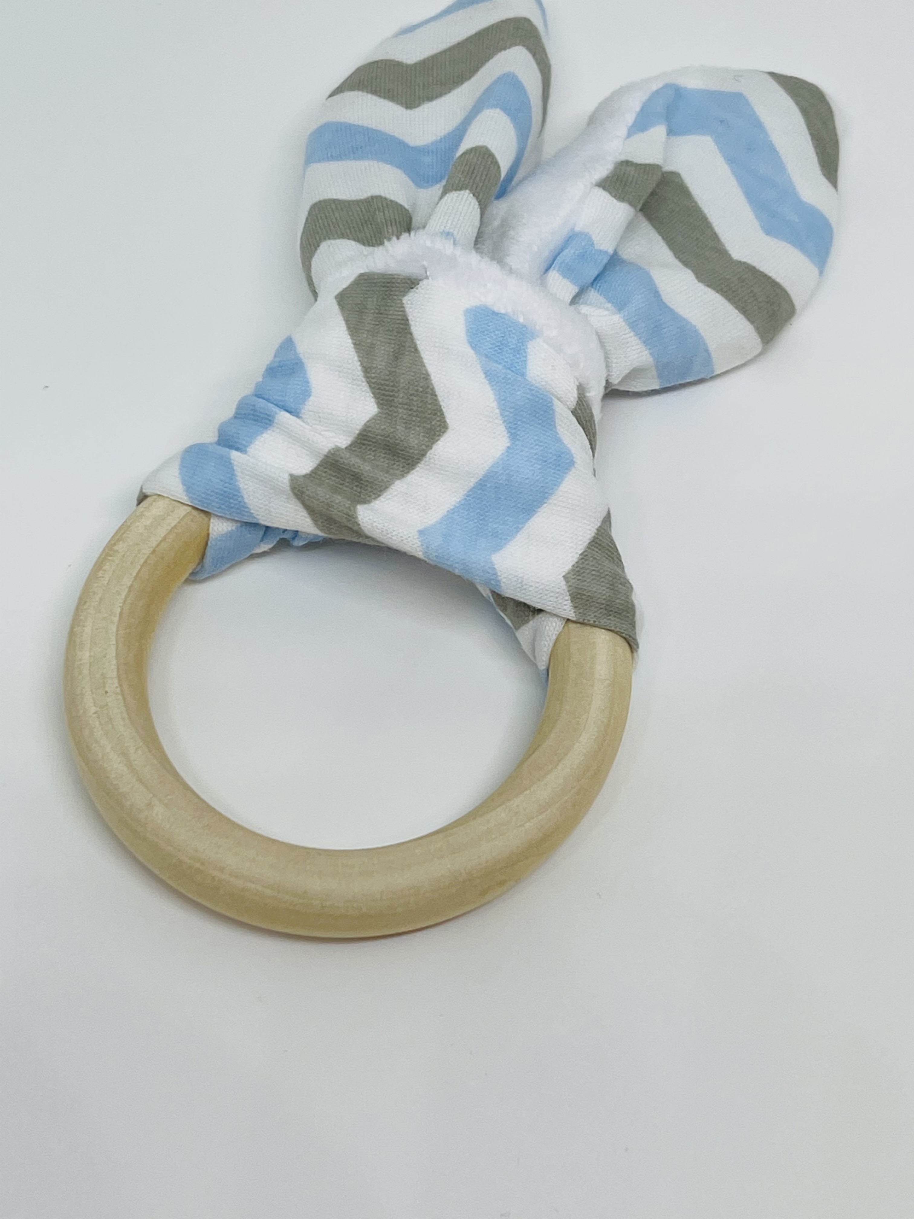 Süßer Greifling mit knisternden Hasenohren in blau