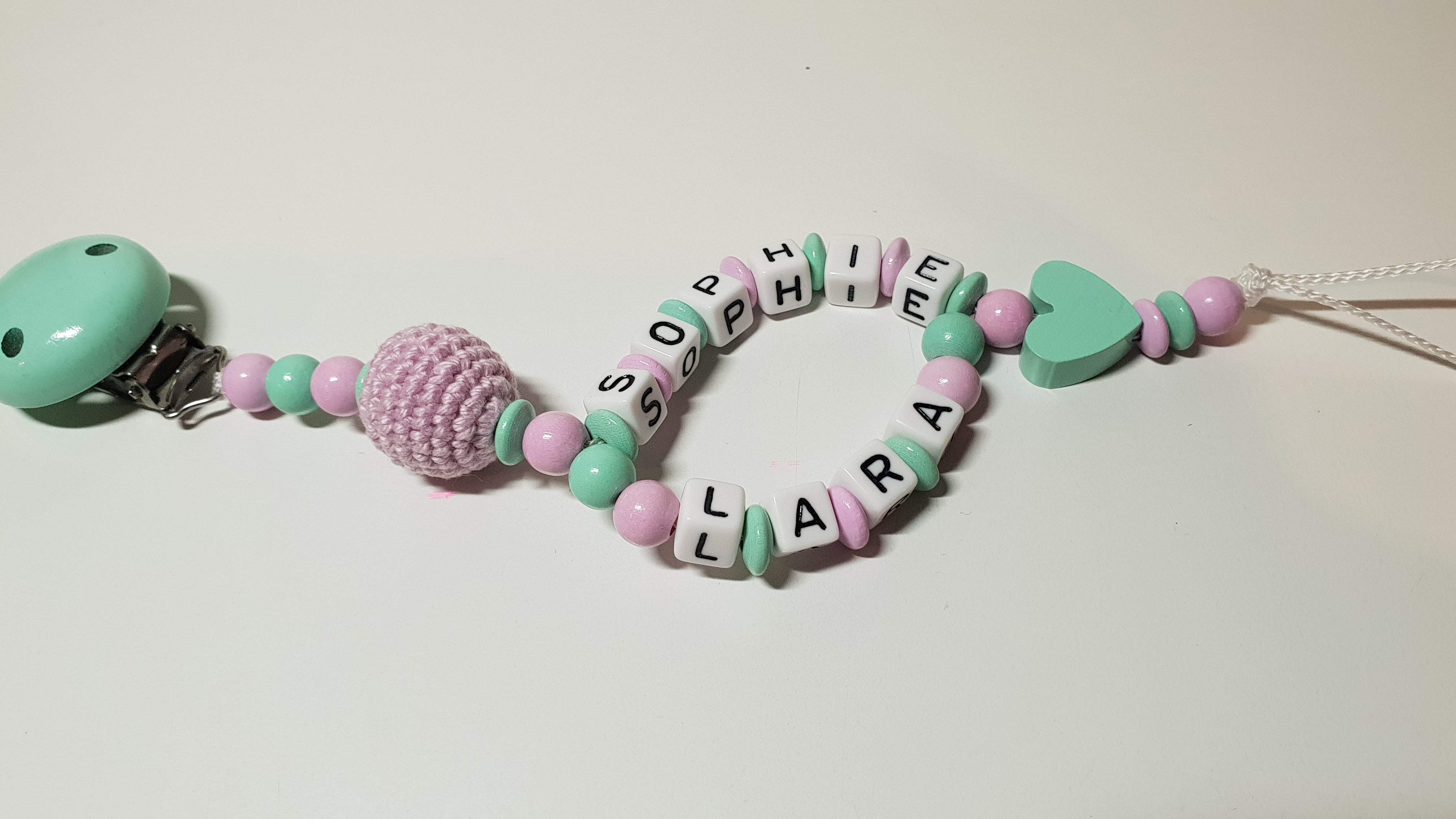 20181221_103935 Die Holz-Schnullerkette mit Doppelnamen in rosa mint - Ein einzigartiges Geschenk für frischgebackene Eltern!