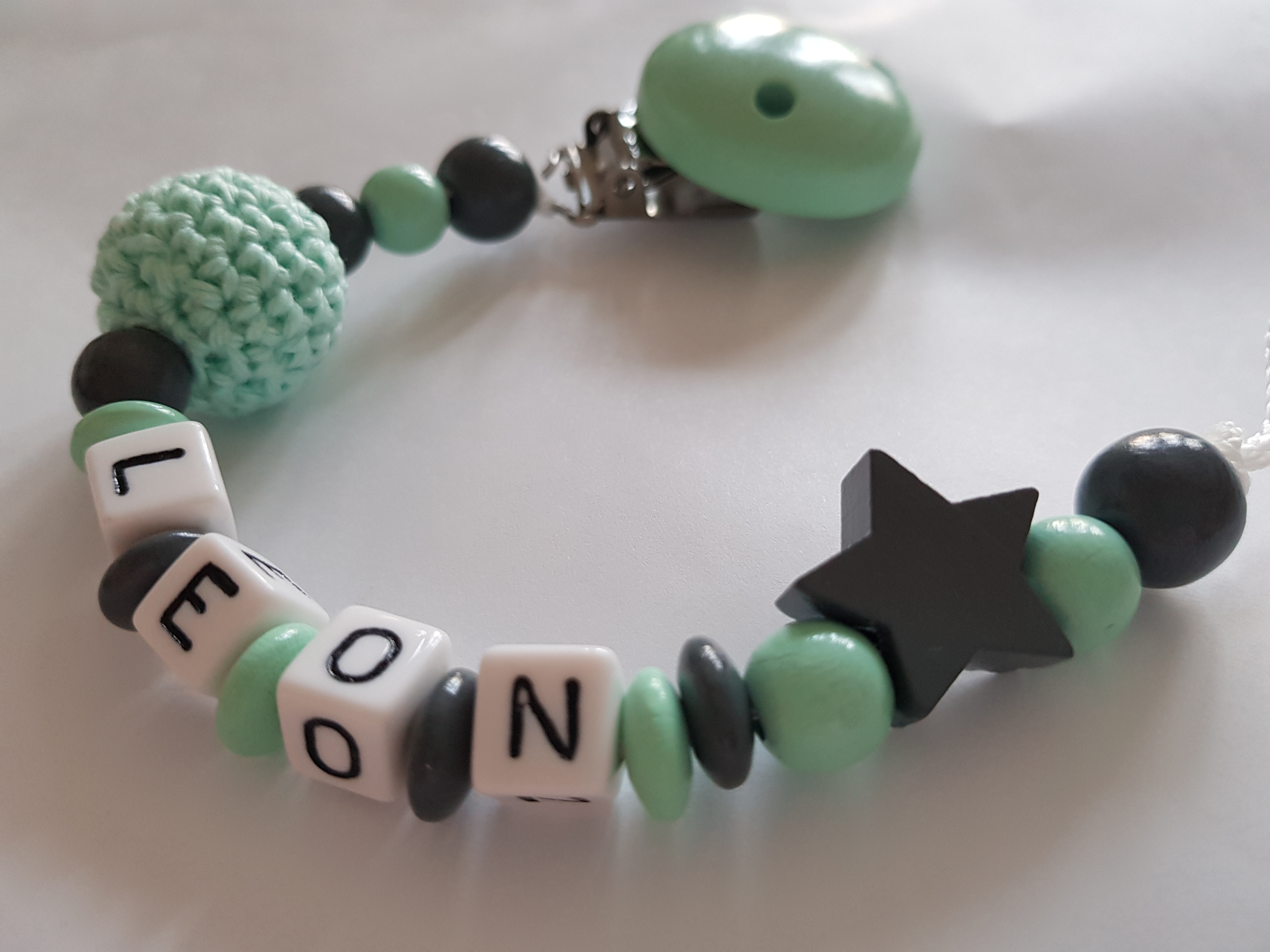 schnullerkette-mit-Namen_hakelperle_stern_grau_mintILY3WSxURfZrZ Schnullerkette mit Namen Häkelperle und Stern in Mint und Grau